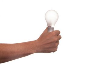 Foto einer Hand, die eine Glühbirne hält